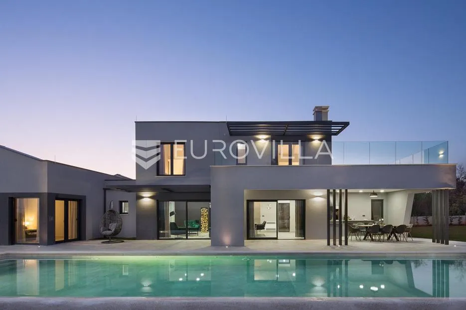 Istra, Vodnjan prekrasna vila NKP 250 m2 na velikoj okućnici s bazenom 78 m2