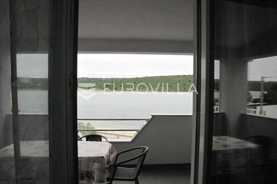 kruševo, crna punta, prekrasna kuća prvi red do mora s tri stambene jedinice - slika 41