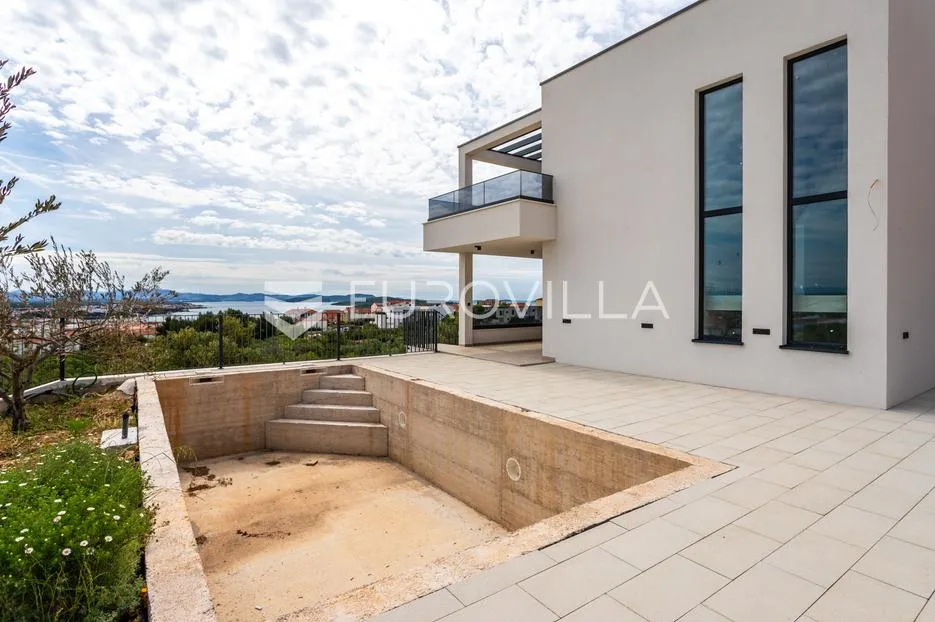 Vodice, S2, luksuzan četverosoban stan s bazenom, garažom i panoramskim pogledom na more