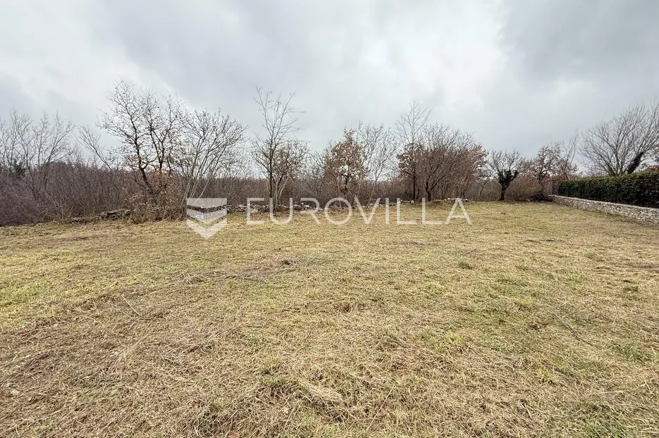 istra, smoljanci - građevinsko zemljište 897 m2 s ishodovanom dozvolom za kuću - mirna lokacija - slika 2