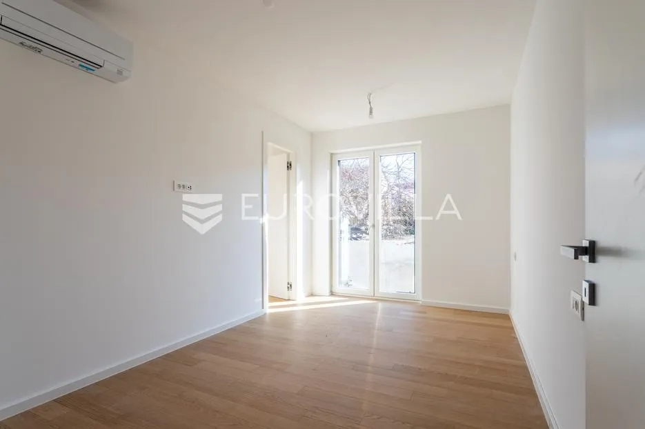 vodice, novogradnja, prostran stan u centru mjesta, 131,62 m² - slika 9