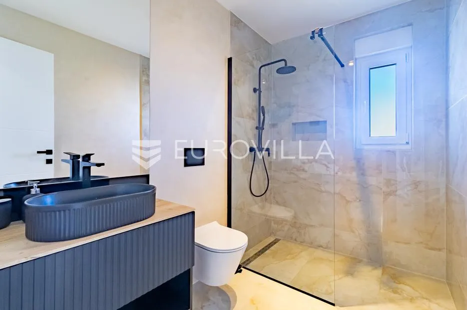 otok krk, malinska, luksuzan novouređen stan 97 m² - slika 6
