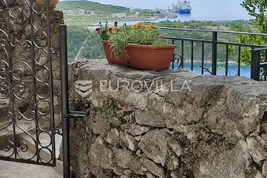 krk, omišalj, adaptirana kamena kuća u nizu s pogledom na more površine 54 m² - slika 42