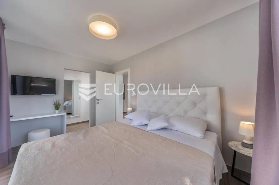 istra, poreč, luksuzna vila 244 m2 s bazenom i velikom uređenom okućnicom, pogled na more - slika 29