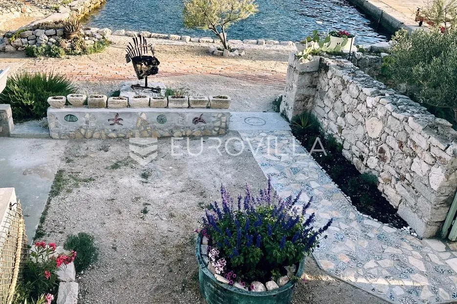 prvić luka, djelomično renovirana kamena kuća, prvi red do mora, 298 m² - slika 33