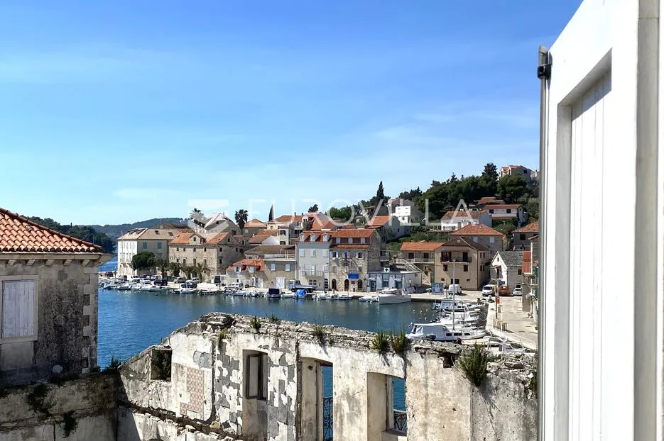 Brač, Milna, prekrasna kuća, 5 metara od mora
