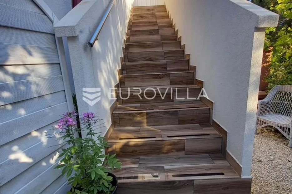 vir, dvojna kuća s dva apartmana i velikim vrtom, blizina centra i plaže - slika 12