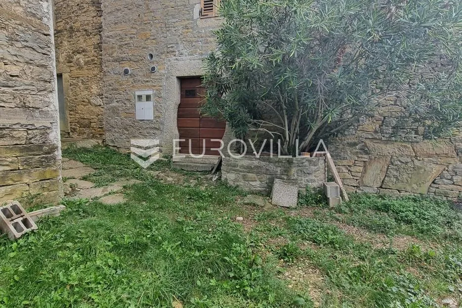 istra, grimalda, kamena kuća u nizu 90m2 s panoramskim pogledom na jezero i okolicu - slika 11