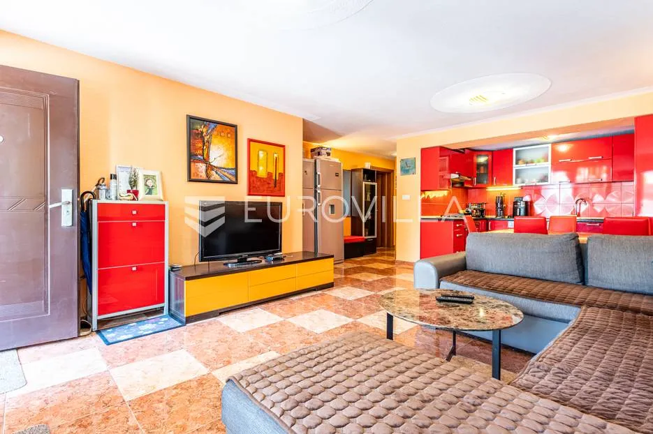 vinišće, kuća s s bazenom i 6 apartmana uz zemljište 1.000 m2 - slika 14
