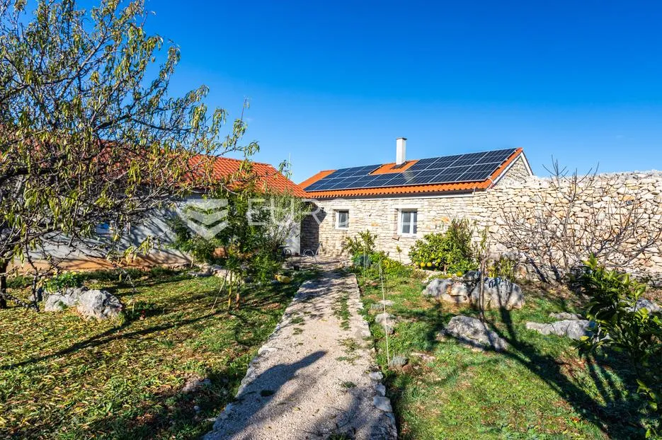 Šibenik, Zaton, veliko zemljište s 2 nekretnine i dozvolom za još 6 objekata - Zaton, Šibenik