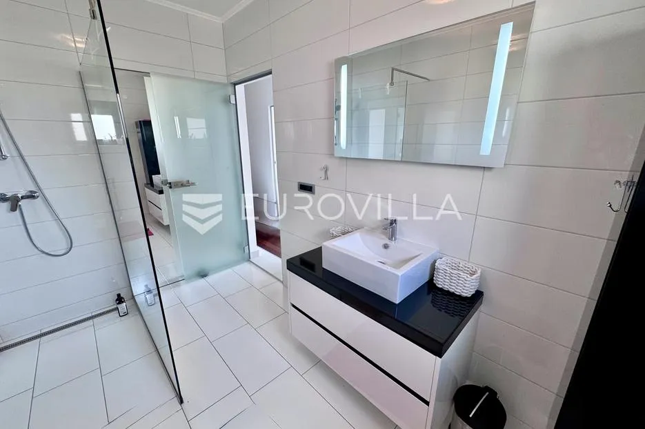crikvenica, ekskluzivan trosoban stan 102,61 m², samo 50 m do mora, pogled na more - slika 14