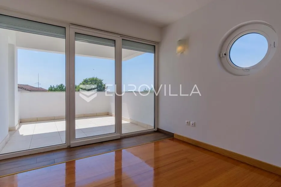 istra, poreč, unikatna dizajnerska vila s dodatnim apartmanom, wellnessom i grijanim bazenom - slika 46