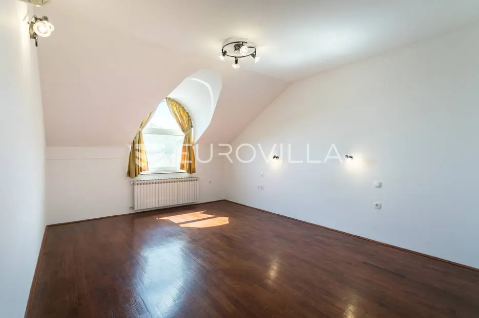 zagreb, šestinski vrh prekrasan šesterosoban dvoetažan stan 250m2 + 2 garaže - slika 17