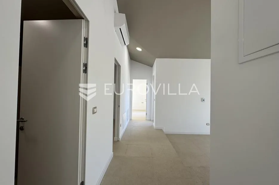 istra, majkusi, moderna prizemnica 160 m² s grijanim bazenom i uređenom okućnicom - slika 11