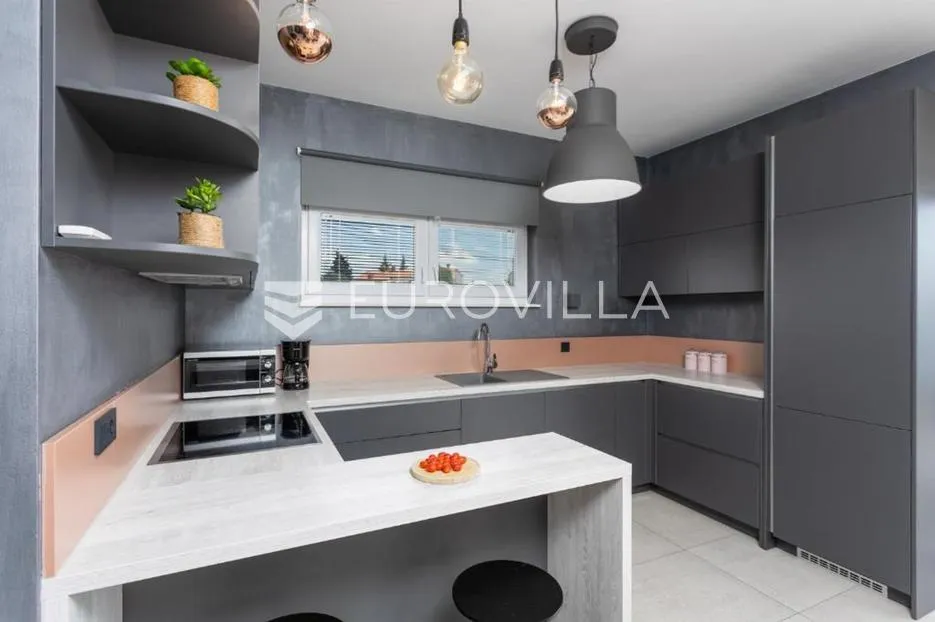istra, svetvinčenat, moderna i elegantna vila 230 m², na uređenoj okućnici - slika 15