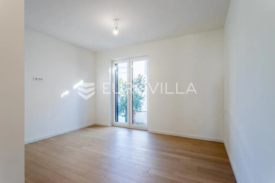vodice, novogradnja, prostran stan u centru mjesta, 119,95 m² - slika 9