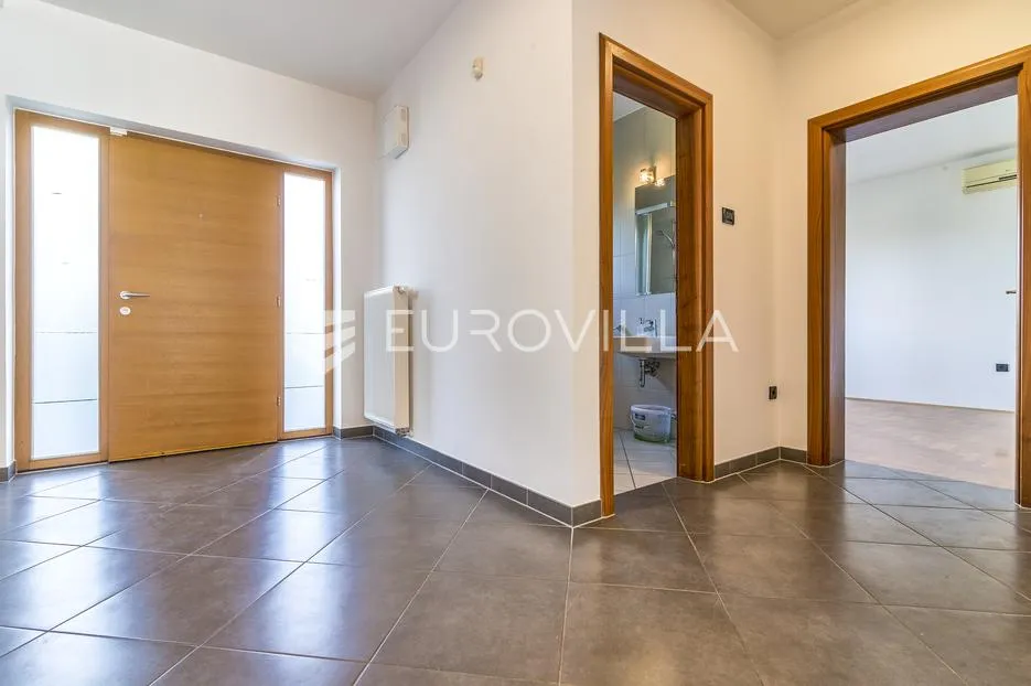 zagreb, šestine, prekrasna kuća s velikim vrtom i bazenom 300 m2 - slika 6