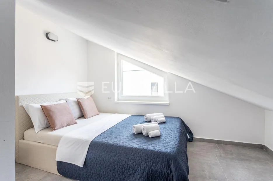 rogoznica, zečevo, kuća s 4 stana i podrumom, 366,81 m² - slika 9