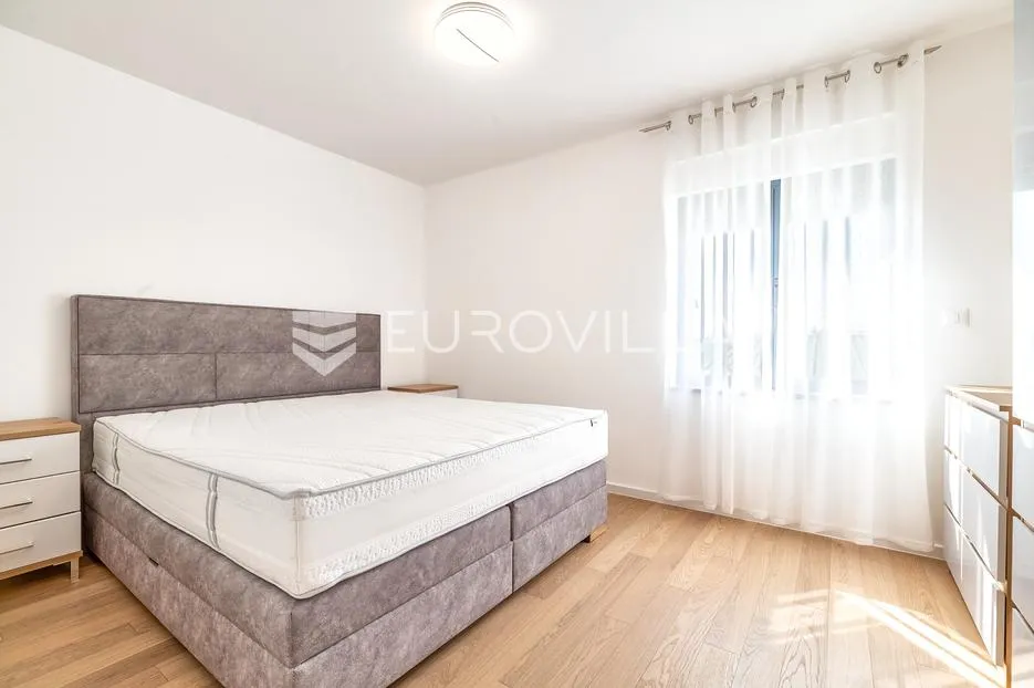 zagreb, sisačka, novogradnja, trosoban stan sa velikom terasom - slika 5