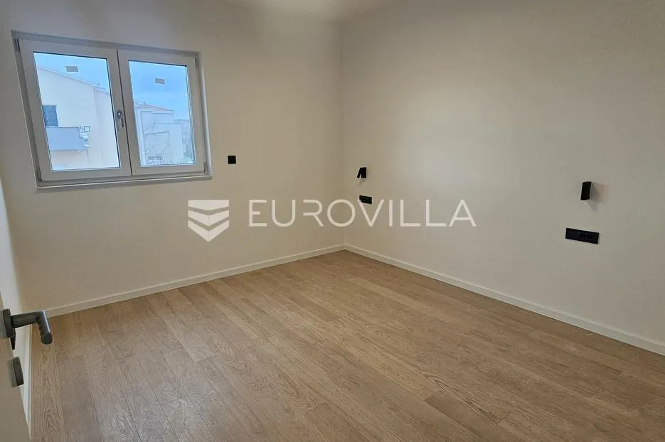 kaštel stari luksuzan stan 102,1 m² s velikom terasom - slika 7