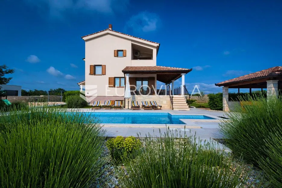 istra, svetvinčenat, 294 m² villa, bazen, jacuzzi te multifunkcionalno igralište na 2000 m² okućnice - slika 2