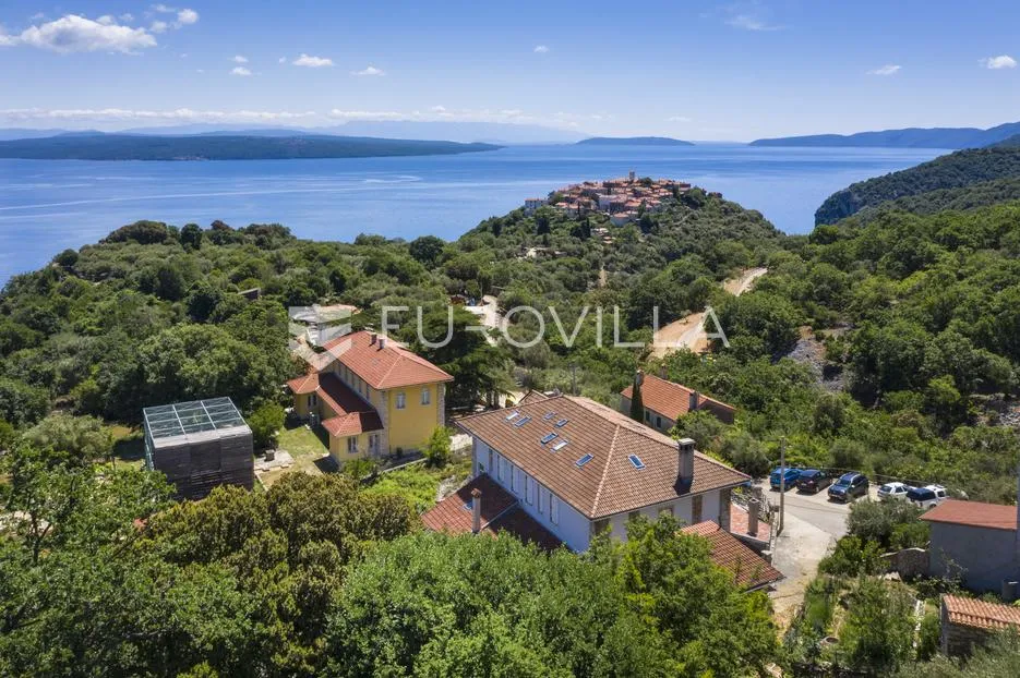 Cres, Beli, investicijska prilika, pansion s 13 soba, vlasnički apartma, 14 kupaonica, restoran - Beli, Cres