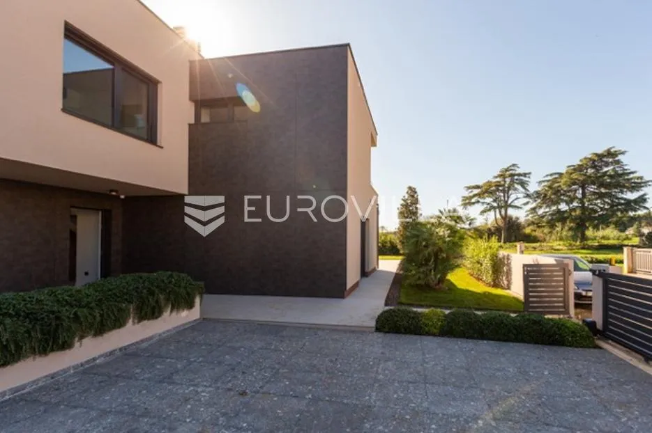 fažana, moderna vila 275 m² na velikoj besprijekornoj okućnici s grijanim bazenom - slika 9