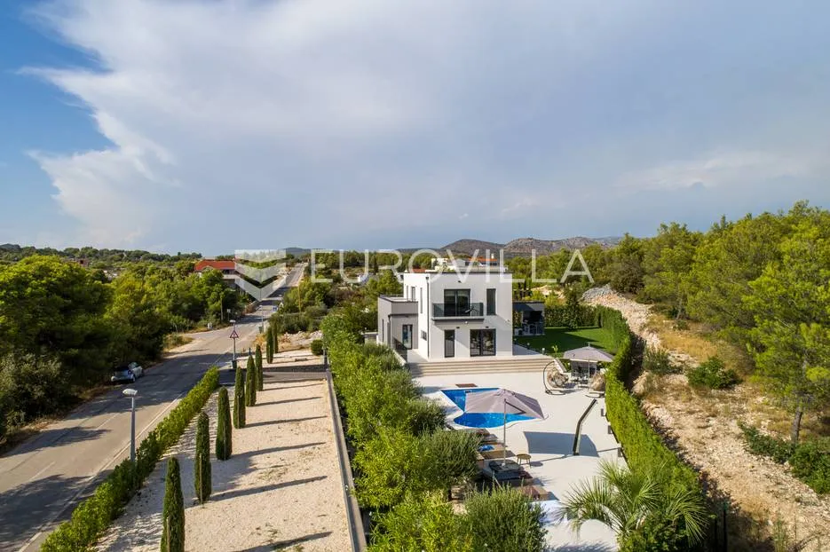 šibenik, vila s bazenom, saunom i vrtom dostupna od kolovoza - slika 9