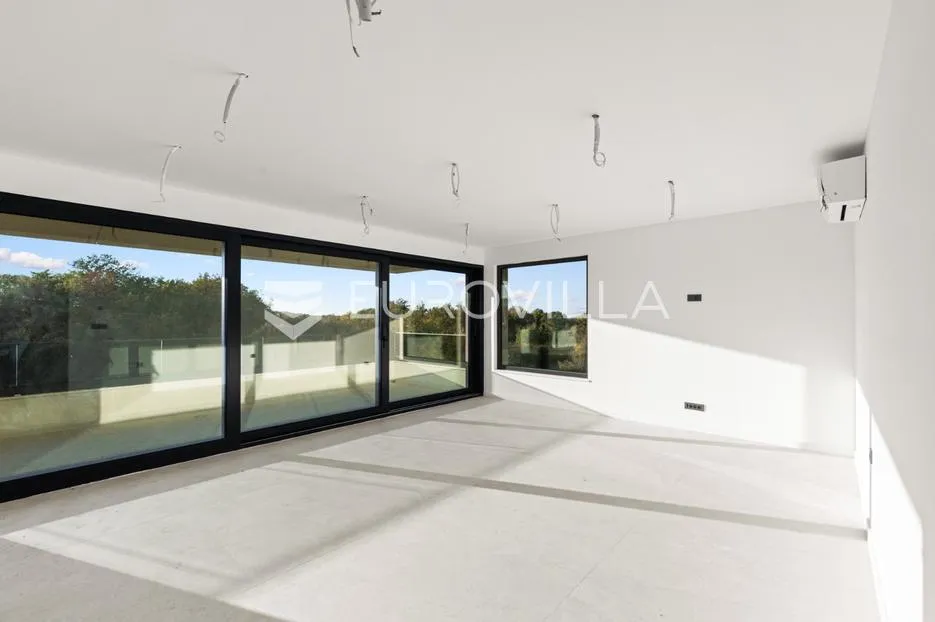 Istra, Poreč, novogradnja, prostrani penthouse sa krovnom terasom, odlična lokacija