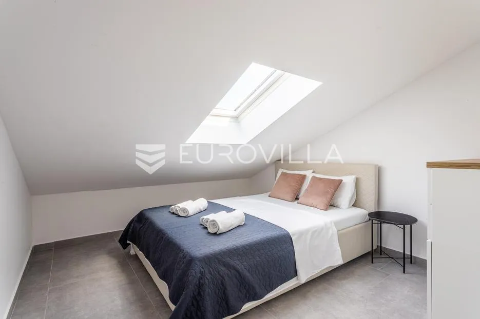 rogoznica, zečevo, kuća s 4 stana i podrumom, 366,81 m² - slika 13