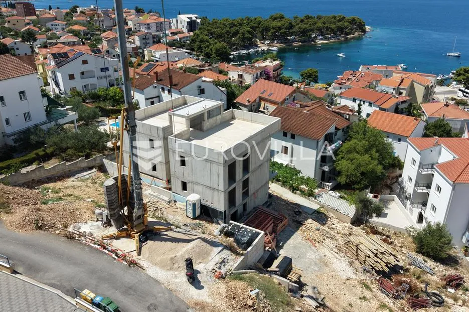trogir, čiovo, trosoban stan s privatnim bazenom i dva parkirna mjesta - slika 2