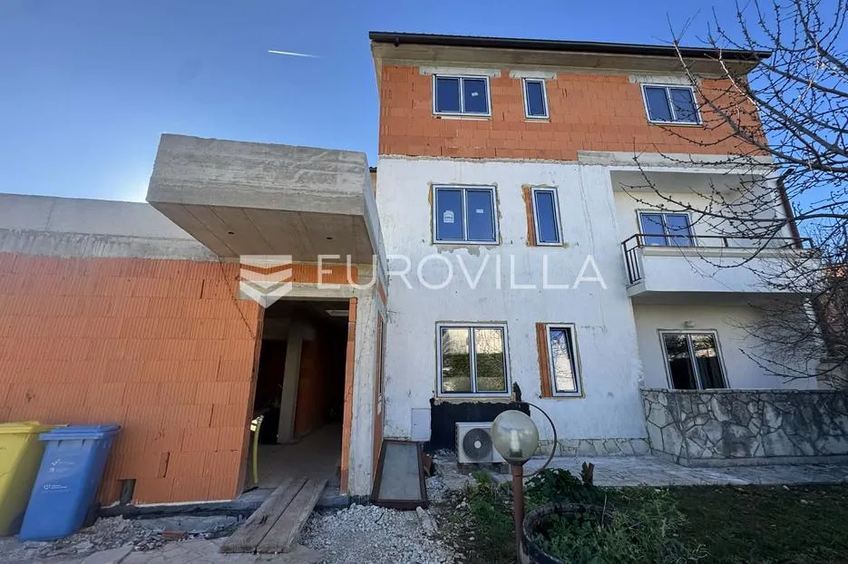 istra, pula, renoviran stan s tri spavaće sobe i parkingom, 90 m² - slika 3