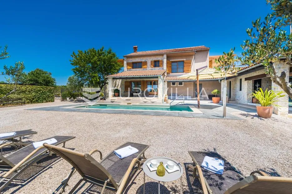 šibenik, martinska, prekrasna kamena vila s bazenom, vrtom i igralištem - slika 52