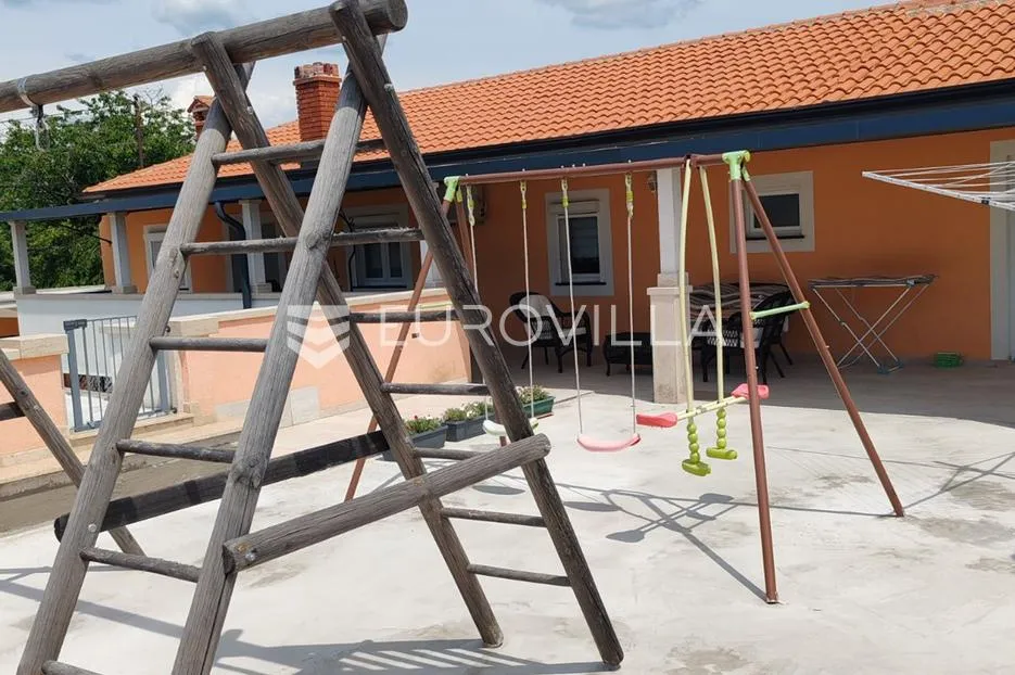 istra, tinjan, samostojeća kuća s bazenom i okućnicom 350m2 - slika 11