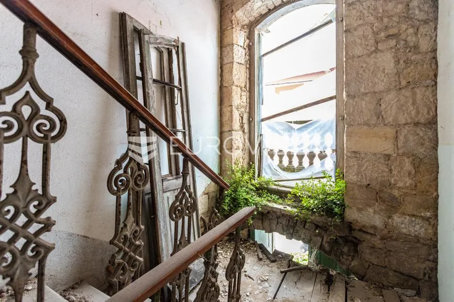 sinj, strogi centar, kuća s velikim potencijalom - slika 13