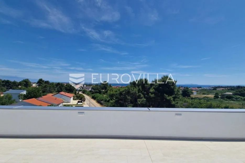 vir, komforan trosoban apartman u centru otoka s pogledom na more i krovnom terasom - slika 10