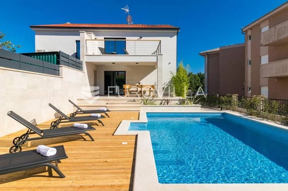istra, ližnjan, vila 294 m2 s grijanim bazenom i uređenom okućnicom - slika 2