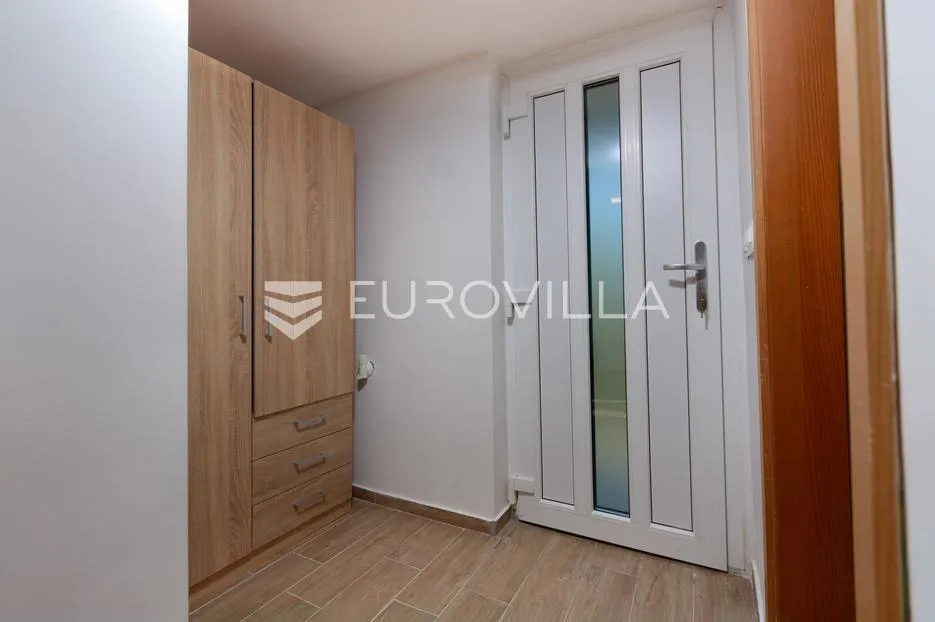 krk, milohnići, dvojna kamena kuća sa dvoetažnim trosobnim stanom 80 m² - slika 9