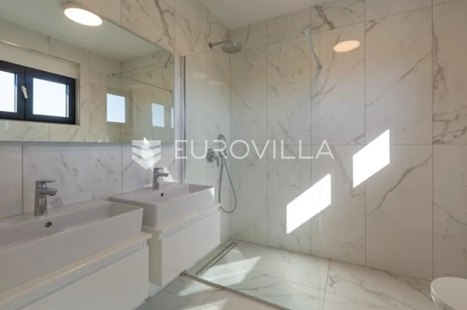 fažana, moderna vila 275 m² na velikoj besprijekornoj okućnici s grijanim bazenom - slika 28