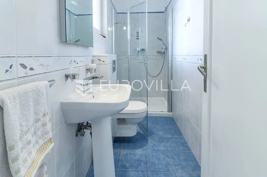 šalata prekrasna renovirana obiteljska vila 400 m² - slika 14