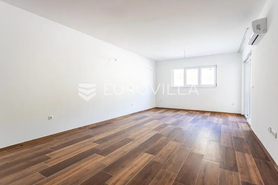 čiovo, okrug gornji, dvosoban stan u prizemlju, prvi red do mora - slika 2