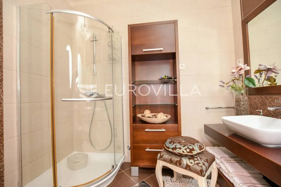 istra, umag, prekrasna kuća s bazenom prvi red do mora 430 m² - slika 34