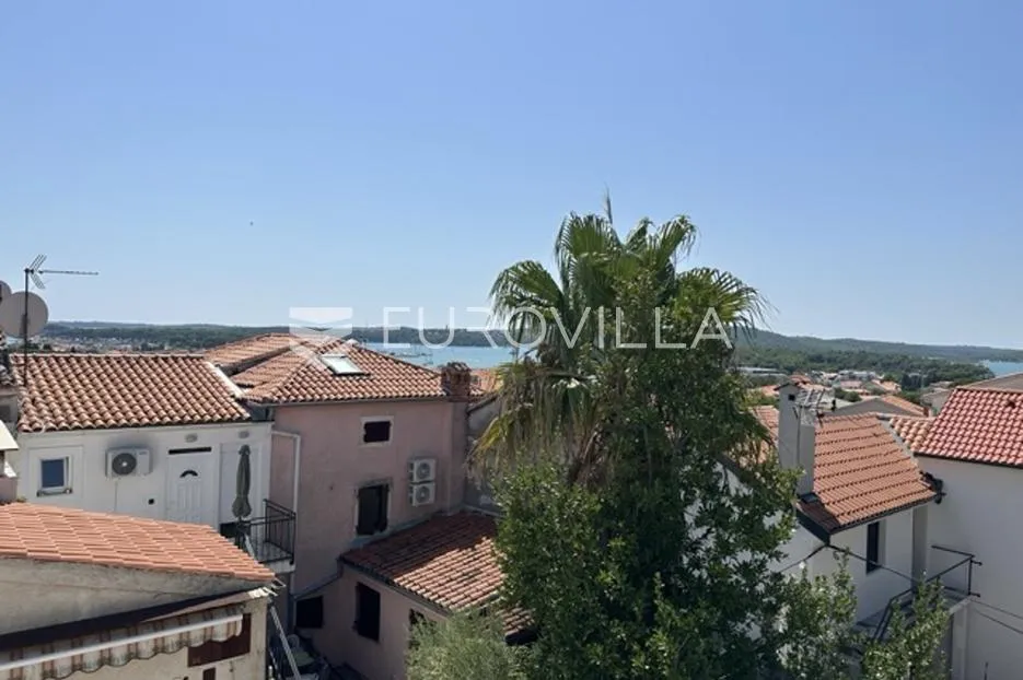 Istra, Medulin samostojeća kuća NKP 130 m2 s prekrasnom krovnom terasom i pogledom more