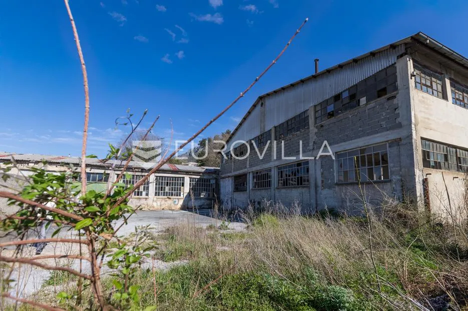Industrijski kompleks s više hala na atraktivnoj lokaciji, ukupna površina: 3452 m - Bribir, Vinodolska općina