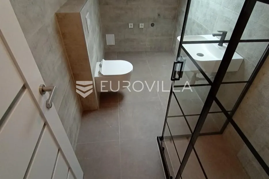 split, brda, potpuno renoviran trosoban stan - slika 7