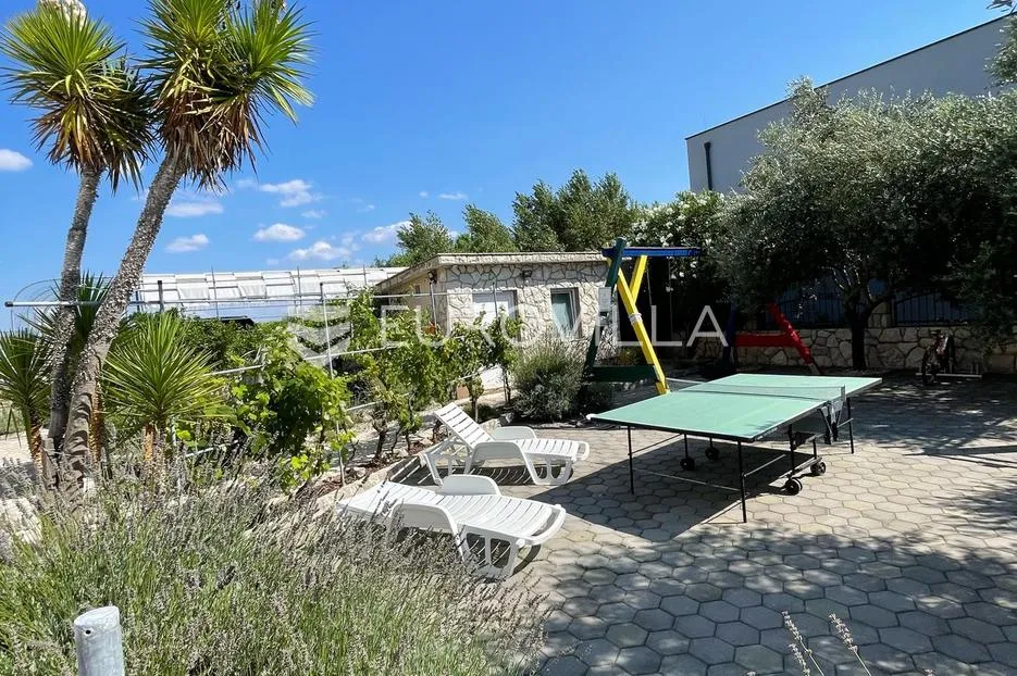 zadar, vrsi, lijepa kuća s apartmanima i vrtom - slika 10