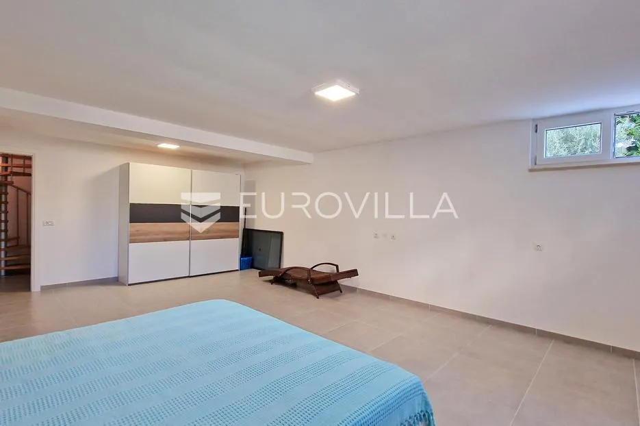 peroj, fažana, komforan stan 130 m² s vrtom 227 m² i prostranim suterenom - slika 23