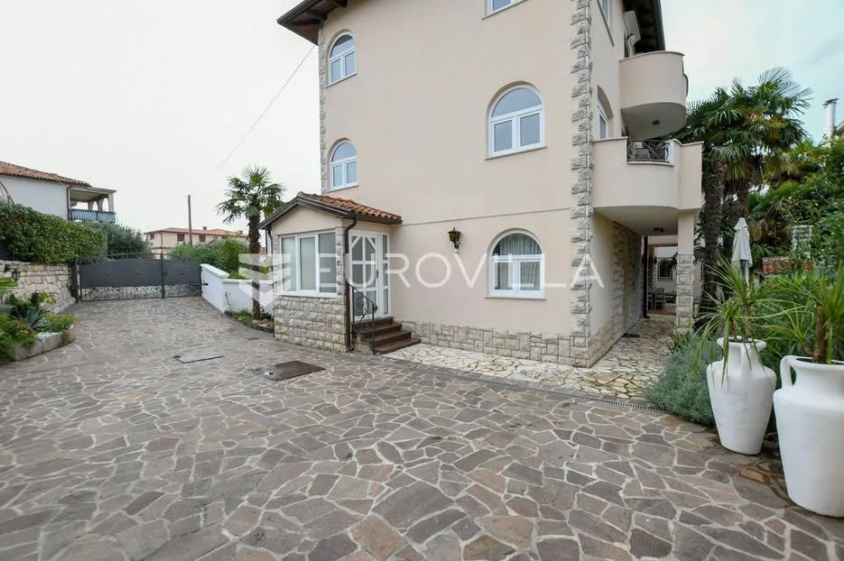 istra, umag, prekrasna kuća s bazenom prvi red do mora 430 m² - slika 10