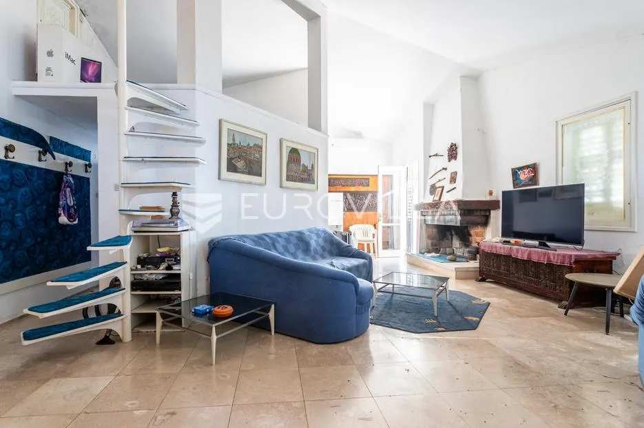 brač, sumartin, prekrasna kuća, prvi red do mora površine 95m2, na zemljištu površine 1388 m2 - slika 10