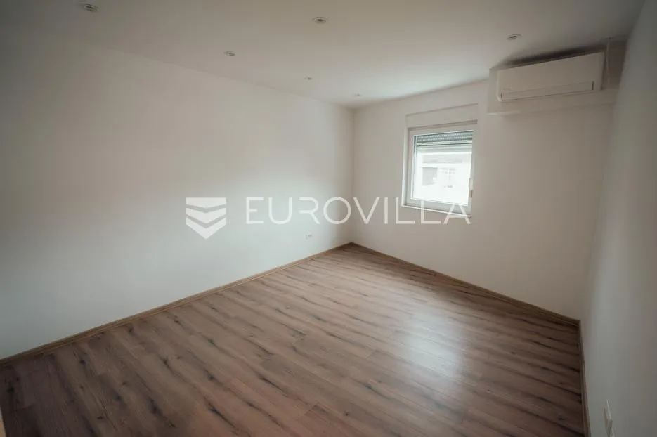 vukovar, centar, novouređen poslovni prostor 106 m², odlična lokacija - slika 11